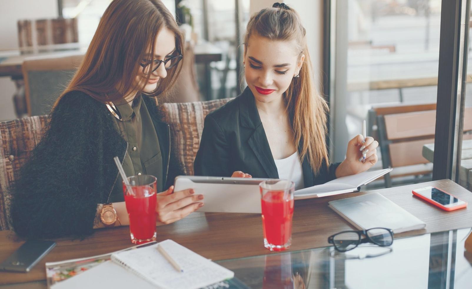 Session de formation en finance d'entreprise avec analyse de tableaux de bord