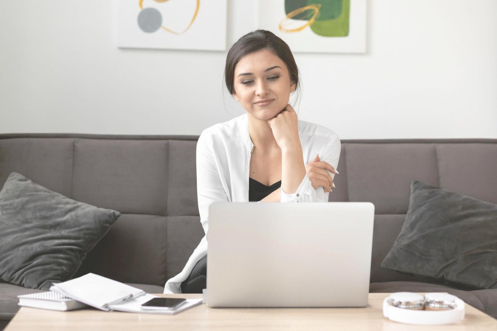 Professionnel analysant des données financières pour optimiser la stratégie d'entreprise